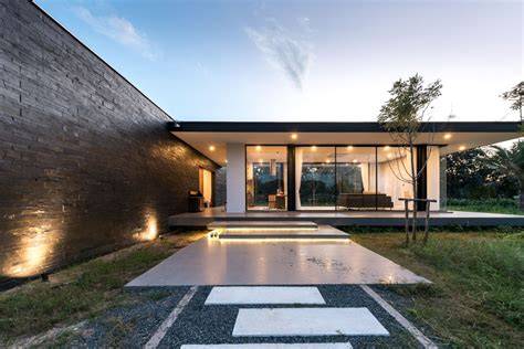Crafting Modern Flat Roof House Designs by Award Winning Architects